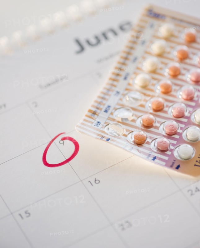 Birth control pills and calendar. Photographe : Jamie Grill