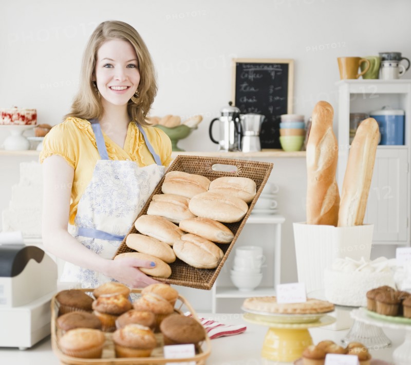 Woman working in bakery. Photographe : Jamie Grill