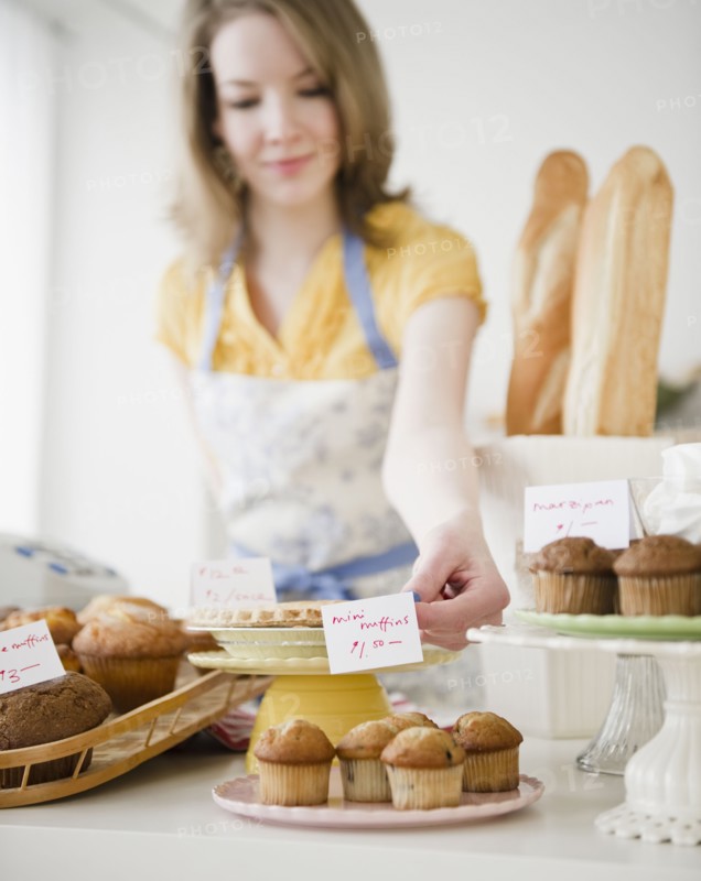 Woman working in bakery. Photographe : Jamie Grill