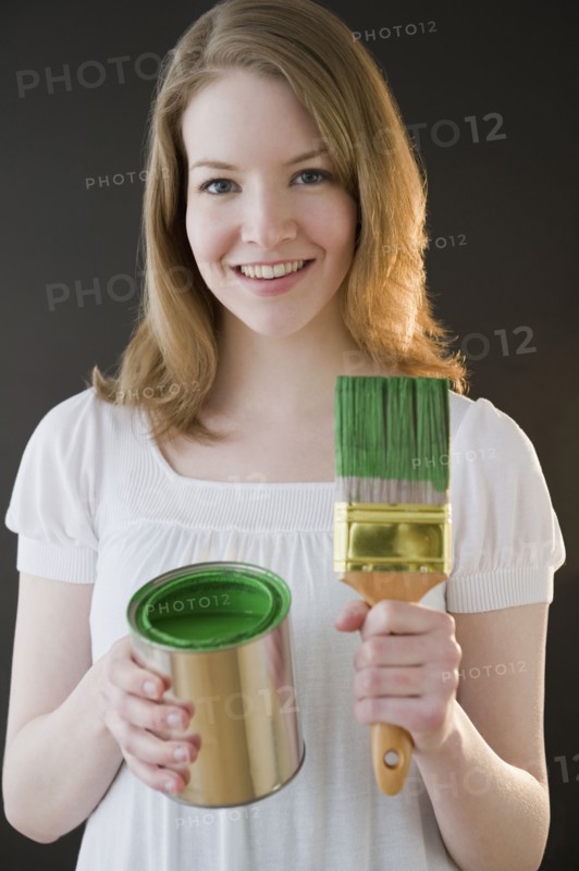 Woman holding green paint. Photographe : Jamie Grill