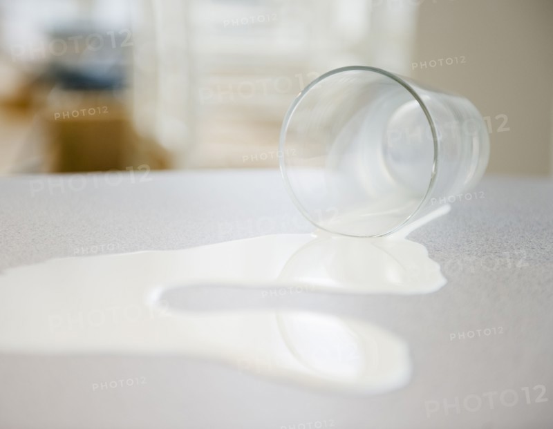 Spilt glass of milk. Photographe : Jamie Grill