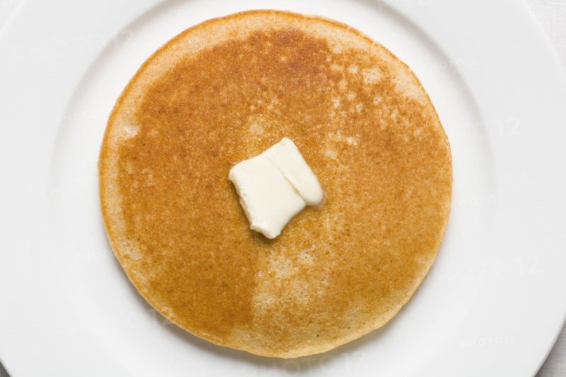 Pancake and butter on plate. Photographe : Kristin Lee