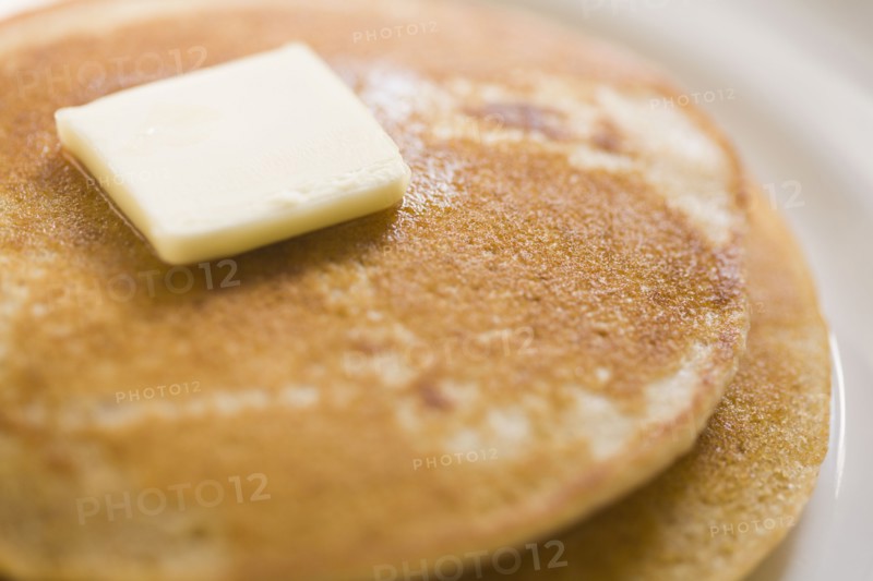 Pancakes and butter on plate. Photographe : Kristin Lee