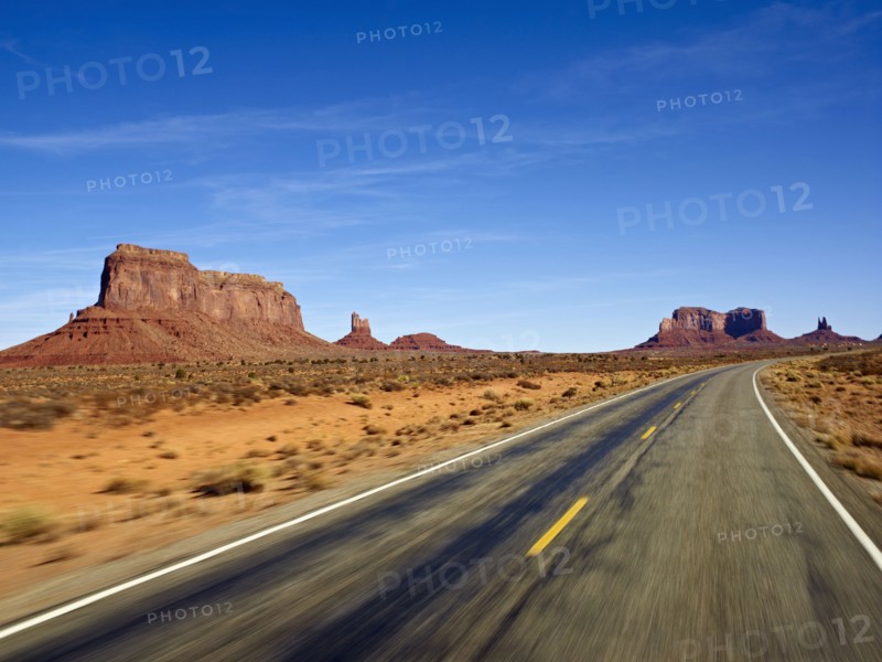 Desolate road through the desert. Photographe : John Kelly