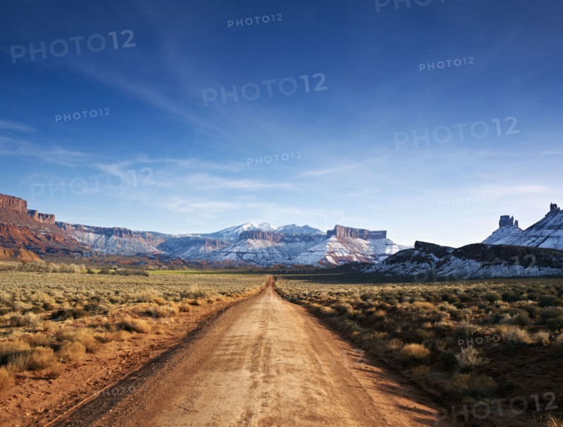 Desolate road through the desert. Photographe : John Kelly