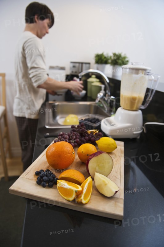 Man making smoothie. Photographe : Daniel Grill