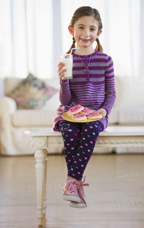 Young girl having a snack. Photographe : Daniel Grill