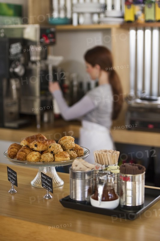 Woman working in coffee shop. Photographe : Daniel Grill