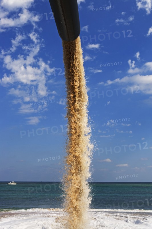 Dredger spraying sand on beach. Photographe : fotog