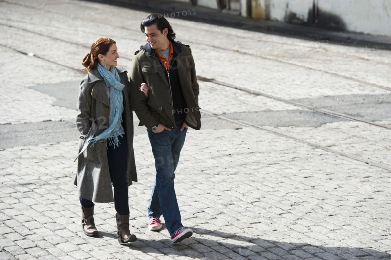 Couple walking outdoors. Photographe : Daniel Grill