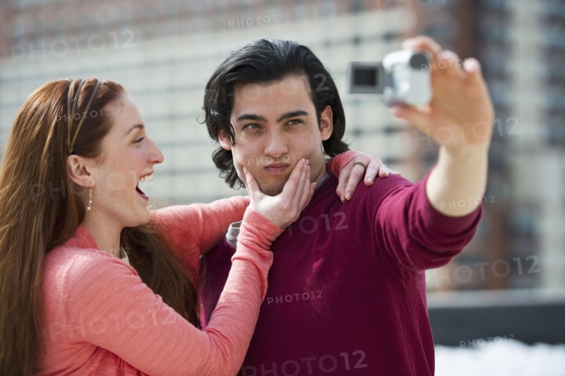 Man taking self portrait. Photographe : Daniel Grill