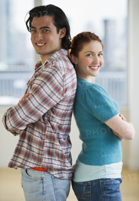 Couple standing back to back. Photographe : Daniel Grill