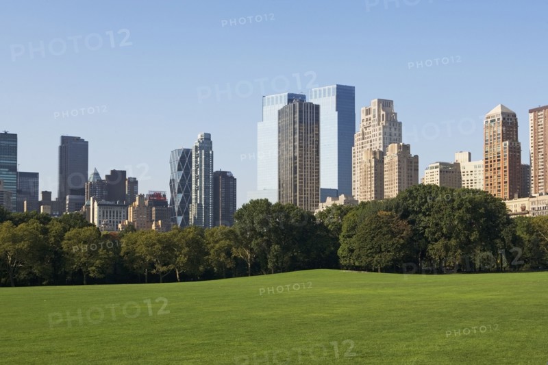 Lawn in front of high rise buildings. Photographe : fotog