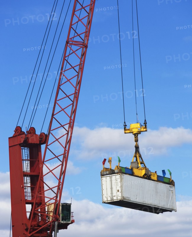 Crane lifting a shipping container. Photographe : fotog