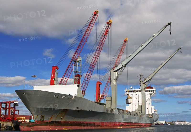 Cranes on cargo ship. Photographe : fotog