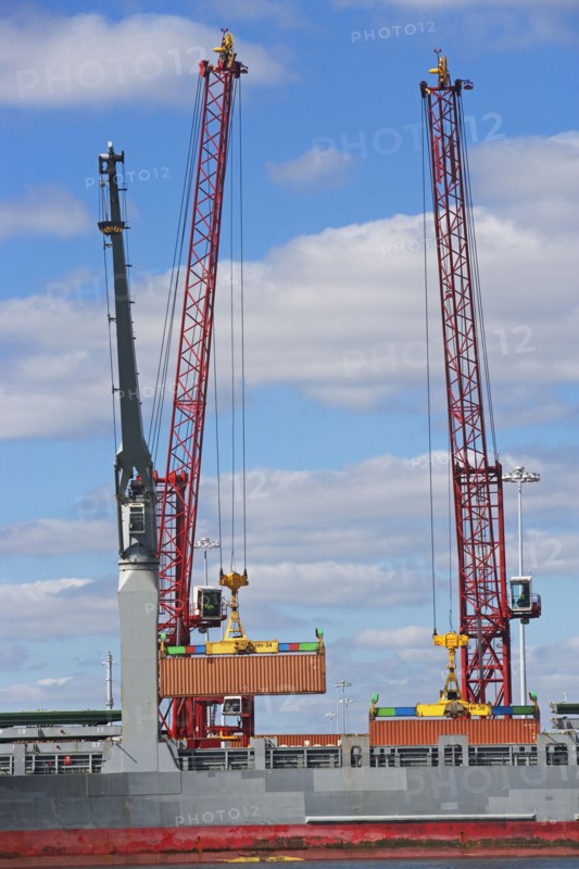 Cranes on cargo ship. Photographe : fotog