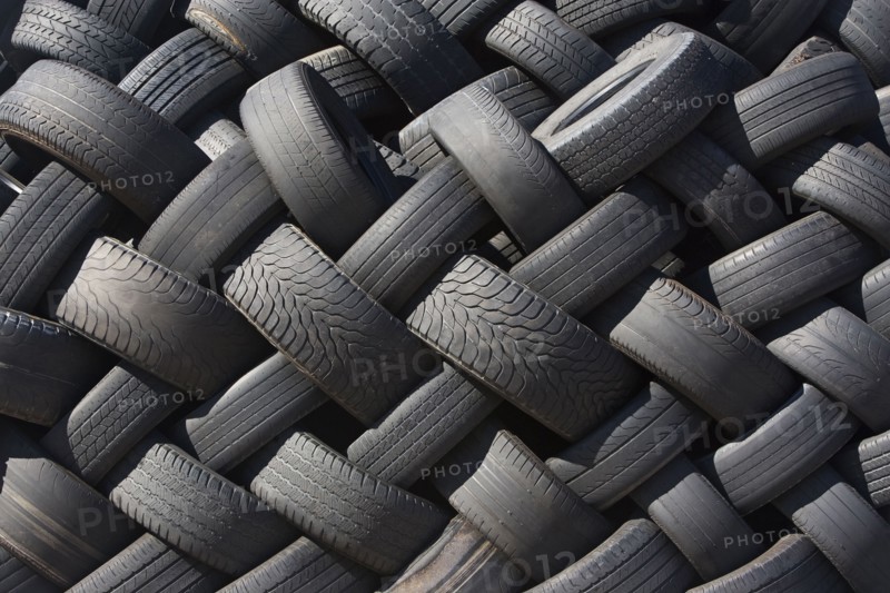 Pile of used tires. Photographe : fotog