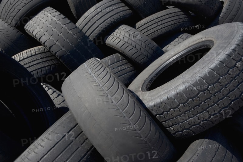Pile of used tires. Photographe : fotog
