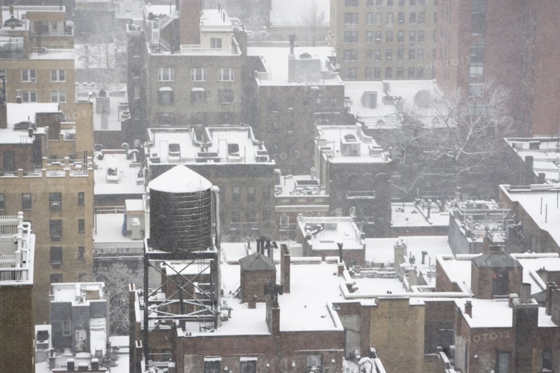 Urban rooftops in winter. Photographe : fotog