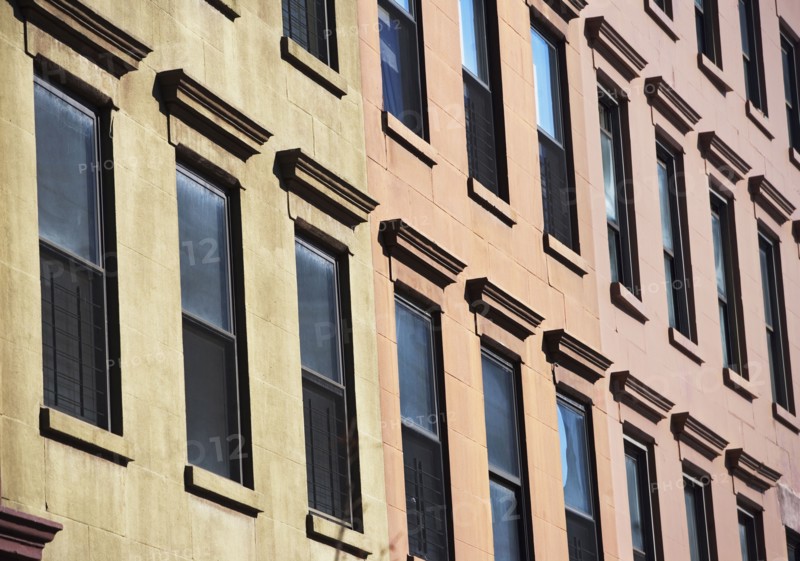 Windows on side of building. Photographe : fotog