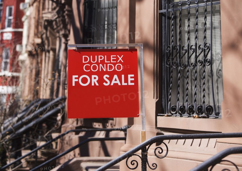 Condo for sale sign. Photographe : fotog