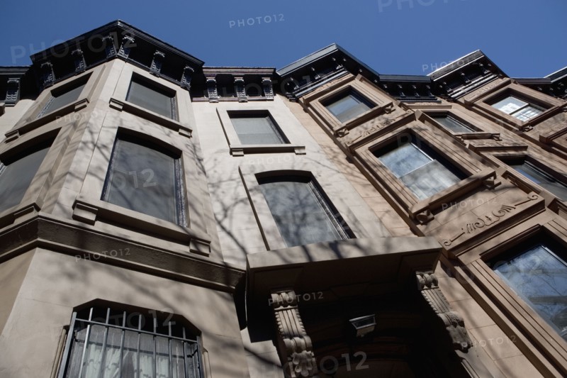 Low angle view of building. Photographe : fotog