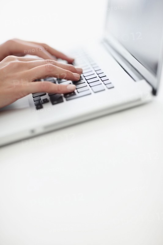 Fingers typing on keyboard. Photographe : momentimages