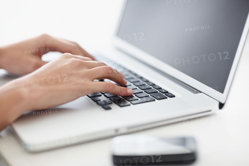 Fingers typing on keyboard. Photographe : momentimages