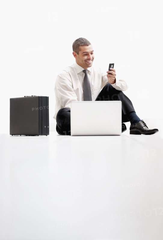 Businessman texting. Photographe : momentimages