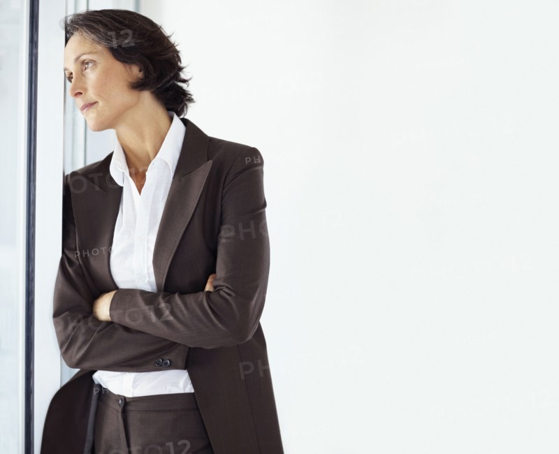Contemplative businesswoman. Photographe : momentimages