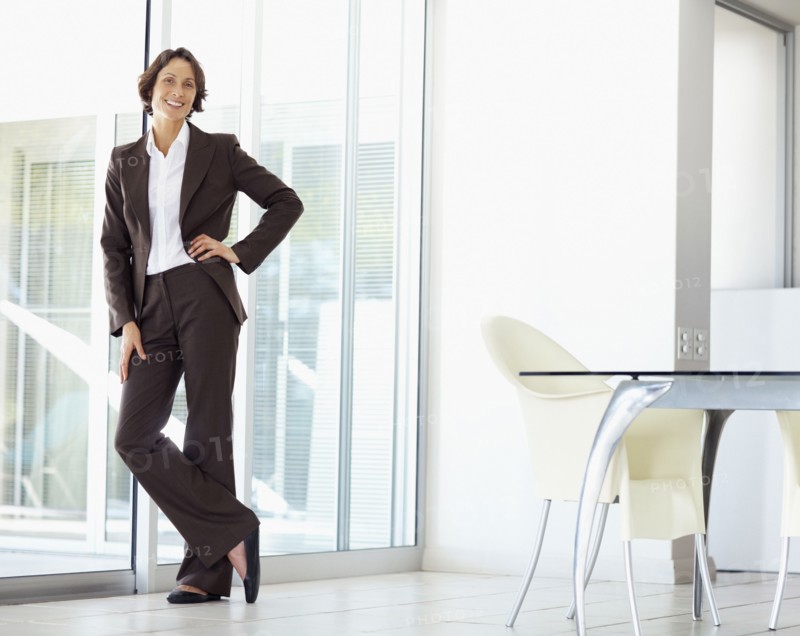 Confident businesswoman. Photographe : momentimages