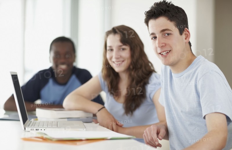 Students in classroom. Photographe : momentimages