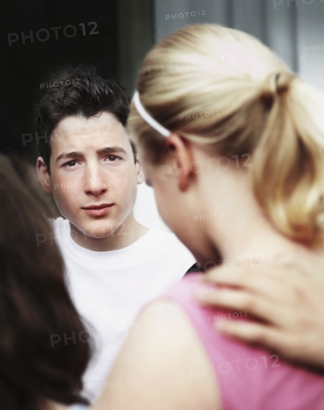 Friends huddled together. Photographe : momentimages