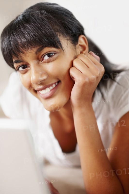 Young woman typing on laptop. Photographe : momentimages