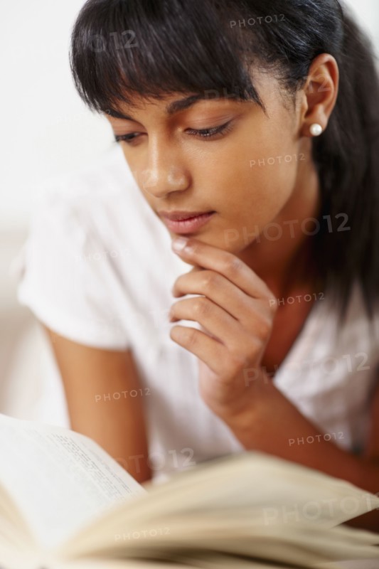 Young woman reading. Photographe : momentimages