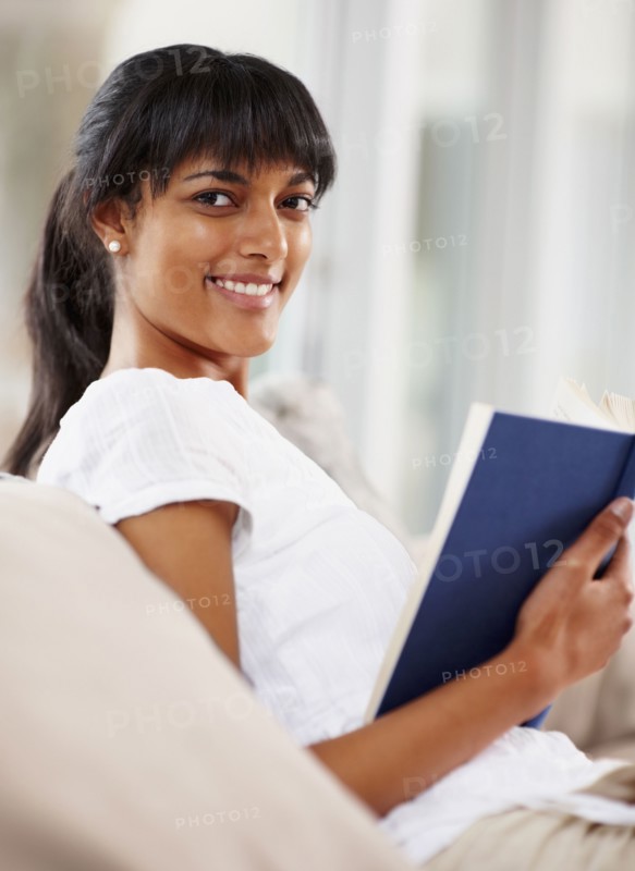 Young woman reading. Photographe : momentimages