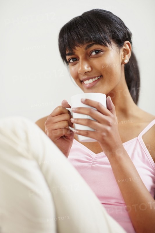 Young woman drinking coffee. Photographe : momentimages