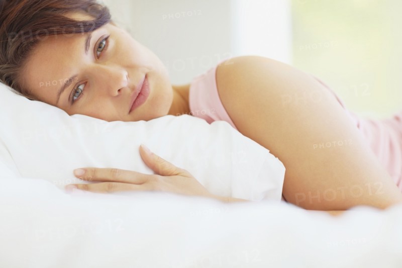 Woman lying down. Photographe : momentimages