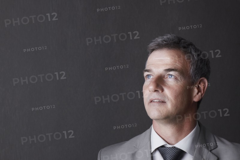 Portrait of a businessman. Photographe : momentimages