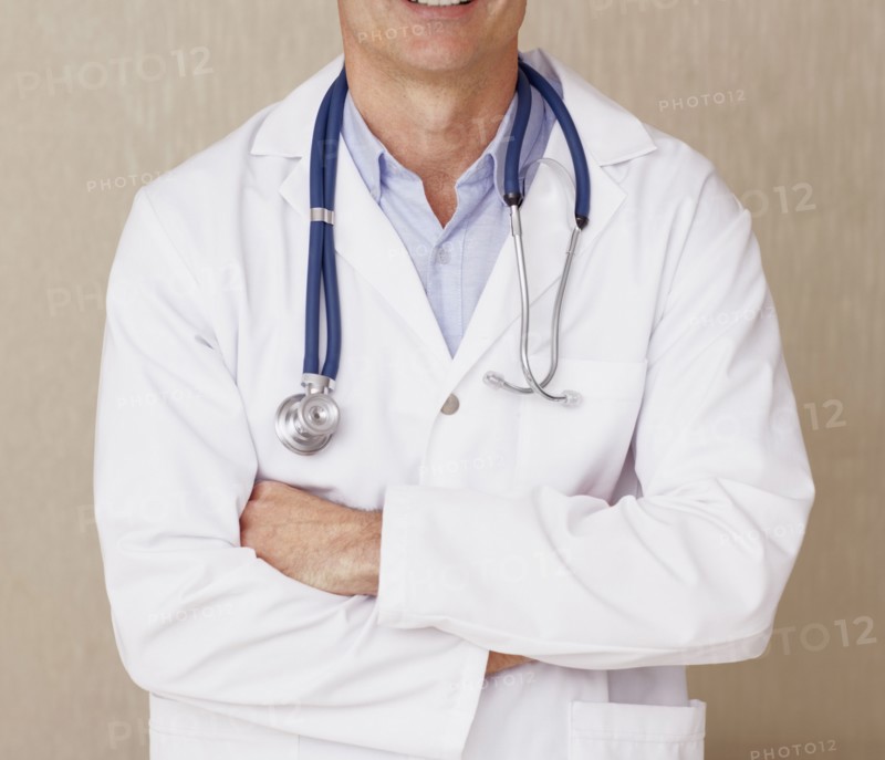 Cropped portrait of a doctor. Photographe : momentimages