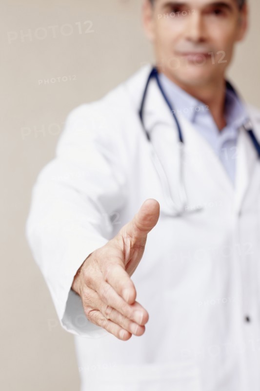 Doctor ready for a handshake. Photographe : momentimages