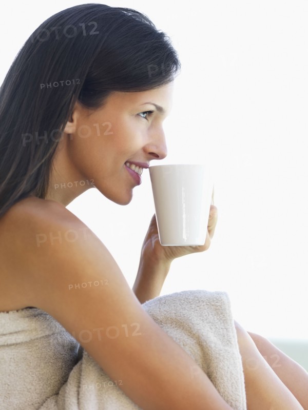 Woman drinking coffee. Photographe : momentimages