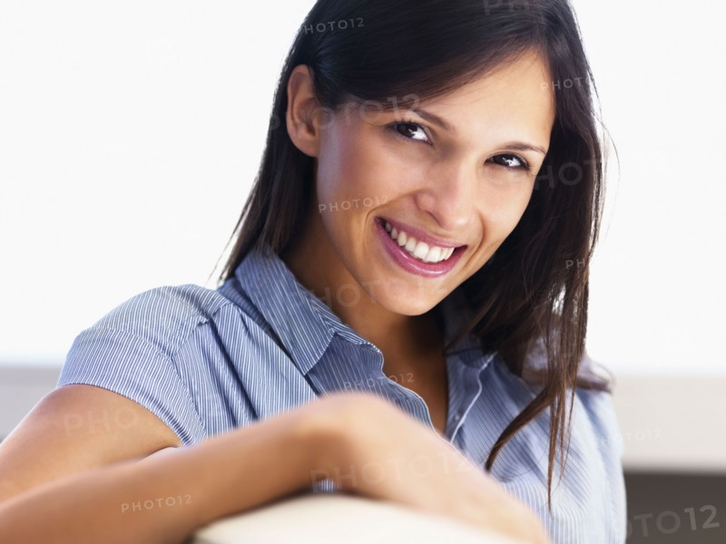 Portrait of a smiling woman. Photographe : momentimages