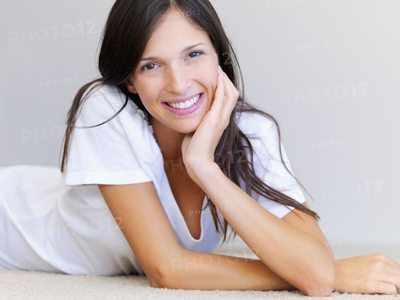 Woman relaxing on floor. Photographe : momentimages