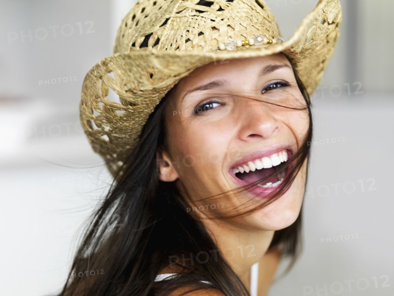 Woman wearing straw hat. Photographe : momentimages
