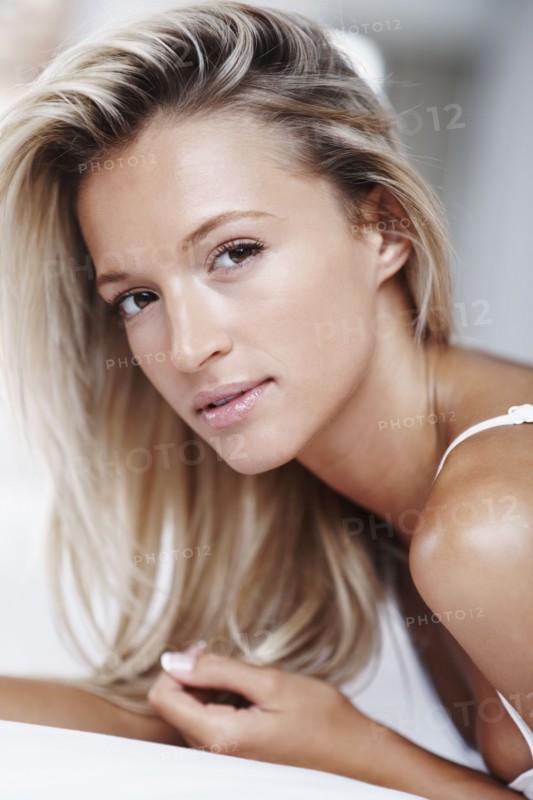 Beautiful blonde woman. Photographe : momentimages