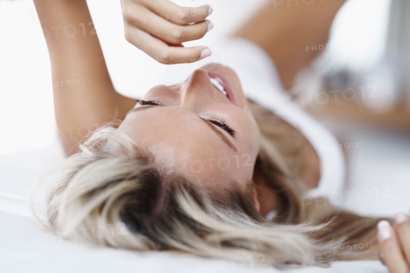 Beautiful blonde woman. Photographe : momentimages