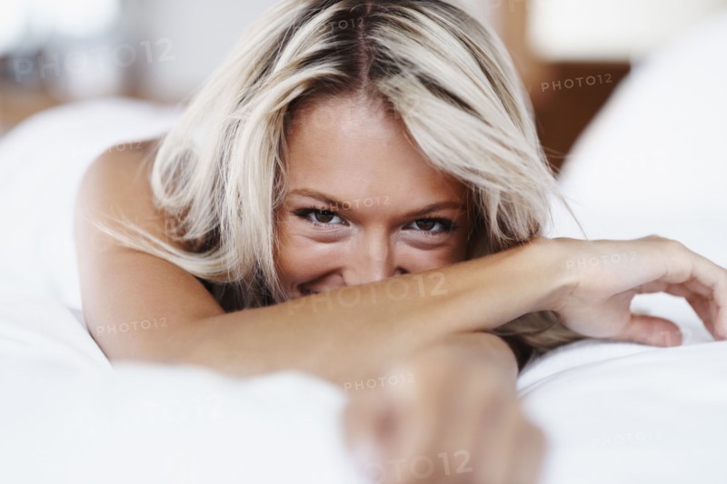 Beautiful blonde woman. Photographe : momentimages