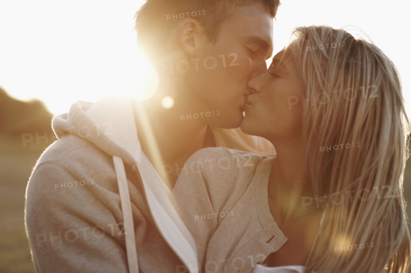 Couple kissing. Photographe : momentimages