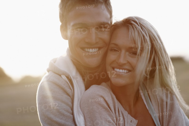 Couple embracing. Photographe : momentimages
